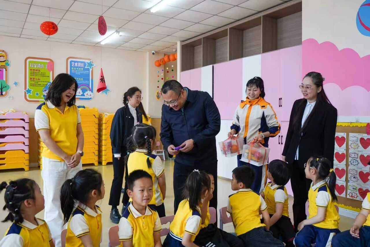 区委副书记、区长梁宏开展“六一”国际儿童节走访慰问活动